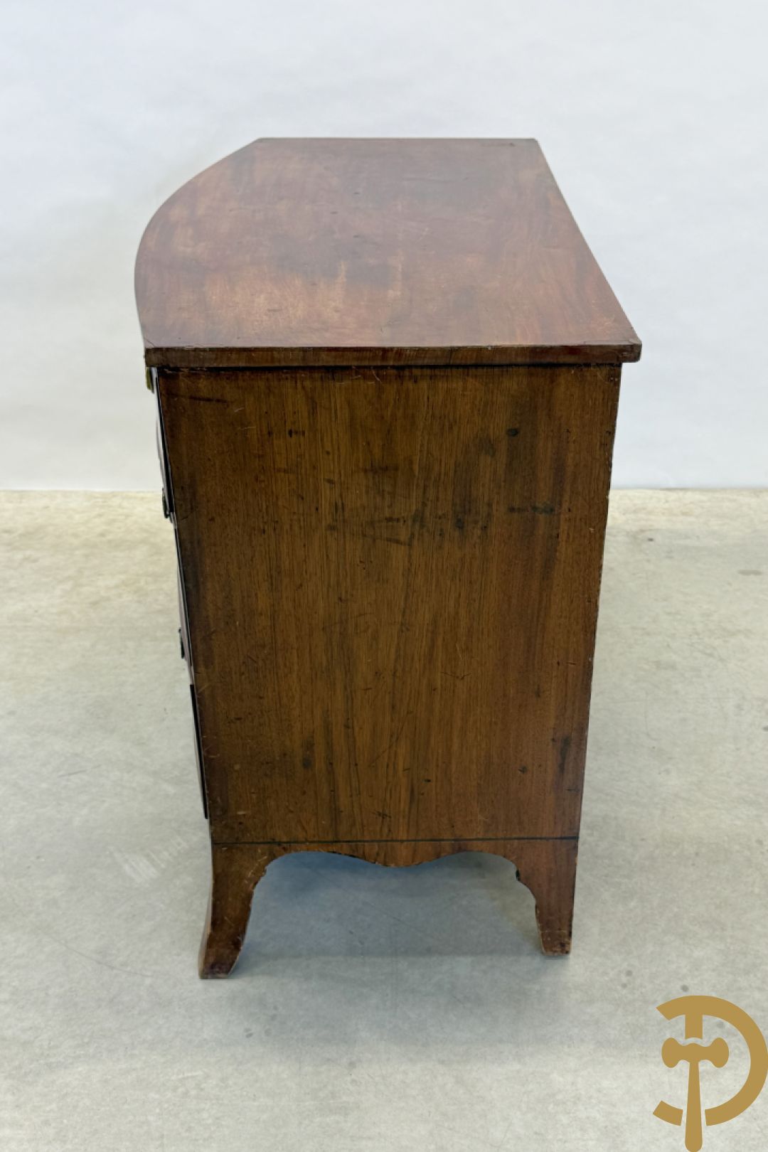 Engelse gebogen mahoniehouten vierladencommode