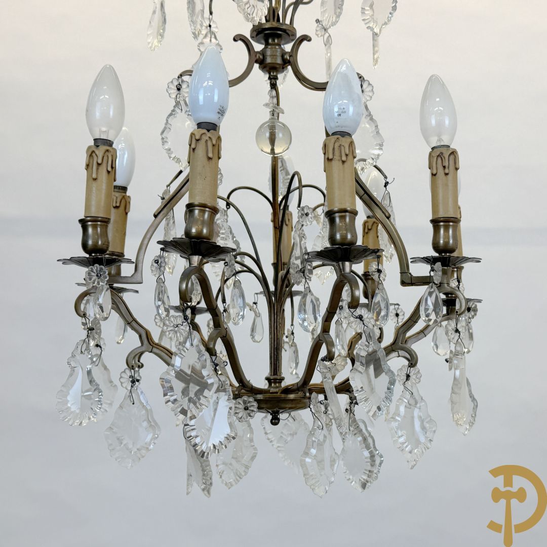 Franse koperen luchter met 8 lichtpunten en kristallen bellen op koperen chassis