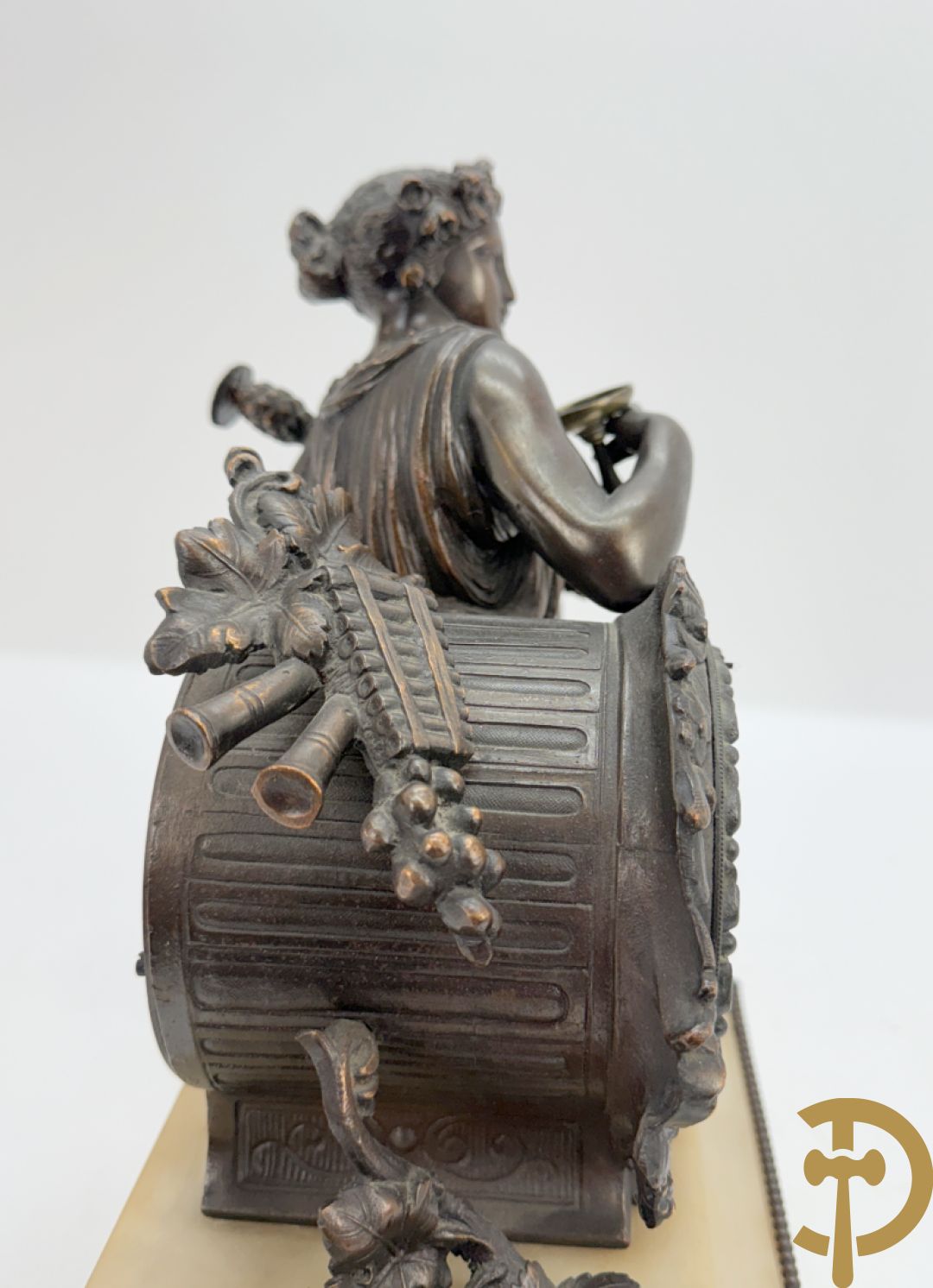 Kunstbronzen pendule liggende dame met beker op marmeren sokkel