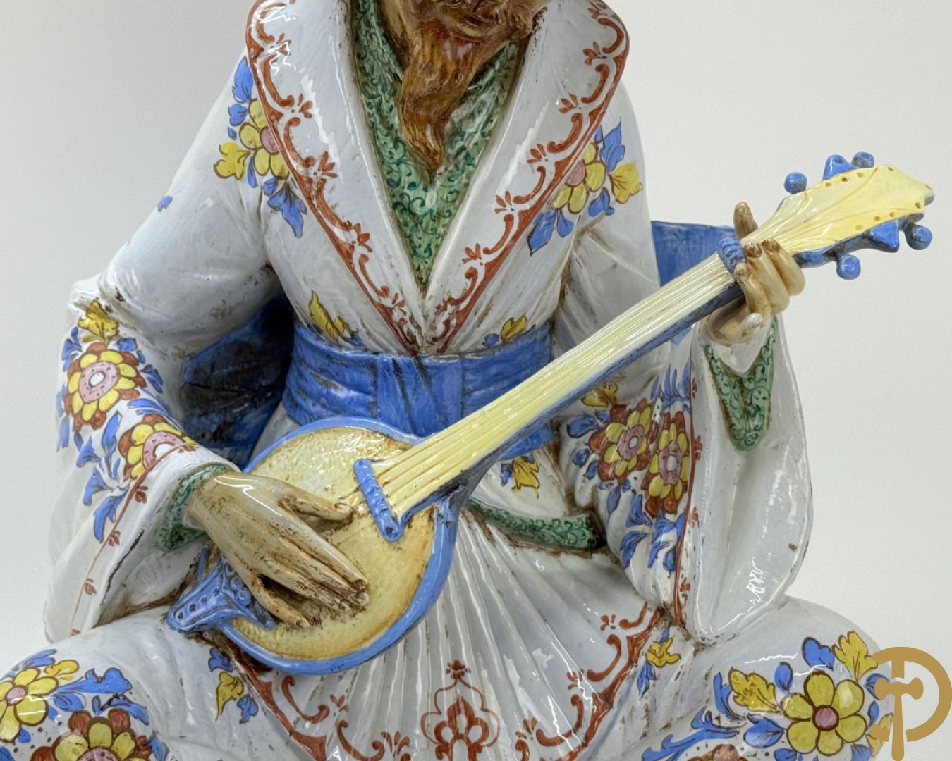 Meerkleurig Italiaans beeld van zittende oosterse man met snaarinstrument