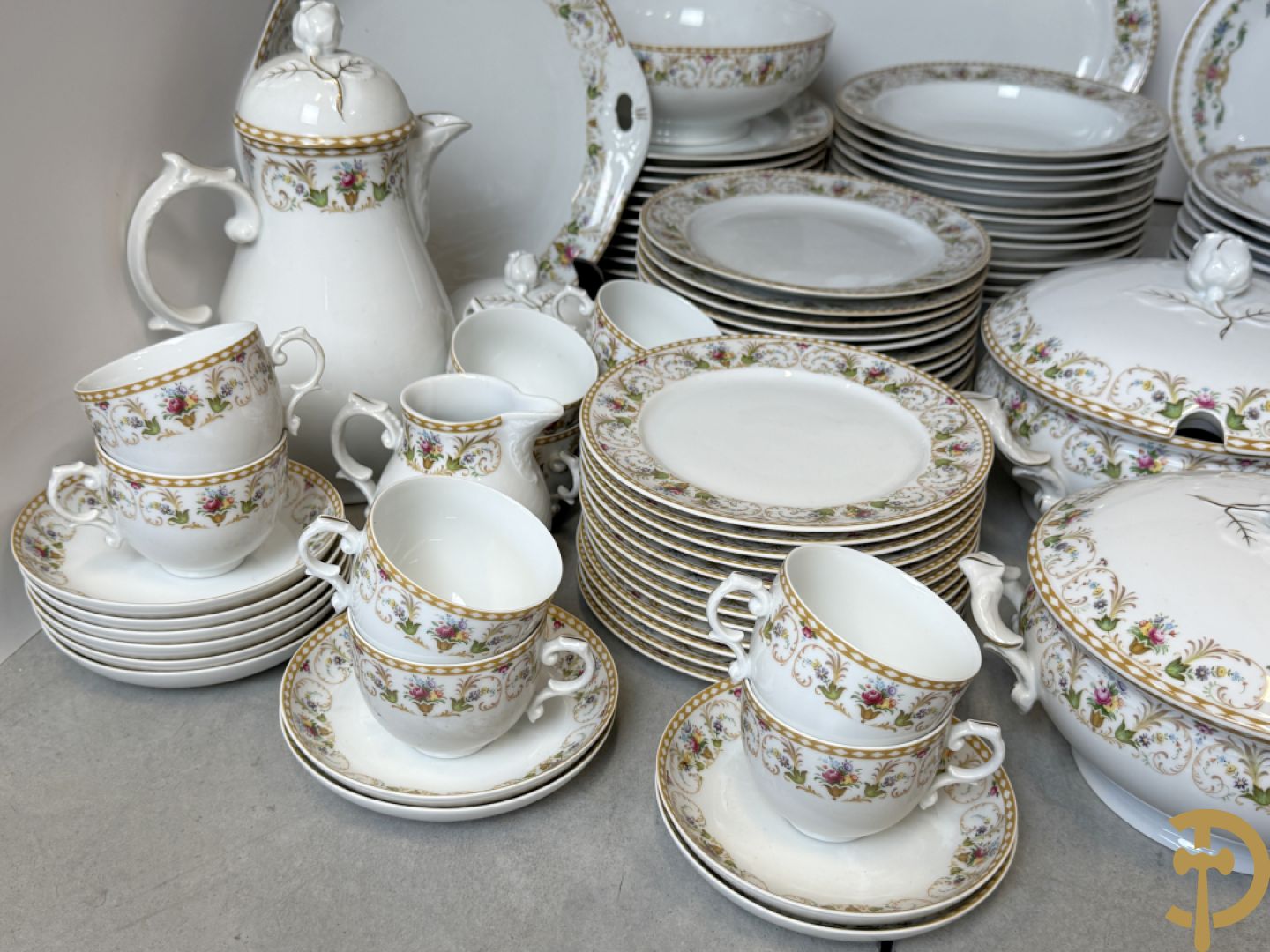 Porseleinen eetservies met bloemendecor, Eschenbach + Porseleinen eet- en koffieservies met gebloemde rand, Fürstenberg
