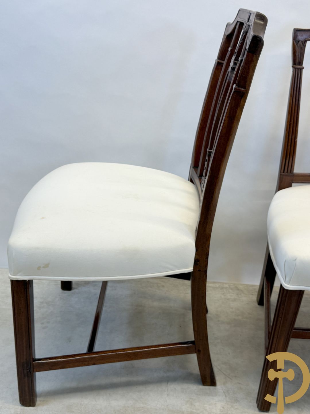 Acht mahoniehouten stoelen met sierlijke motieven in de rug, Georgian Engelse stijl