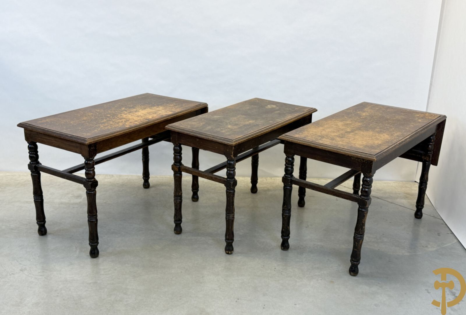 Drie antieke cafétafeltjes waarvan 2 met zijdelingse openklapbare flap