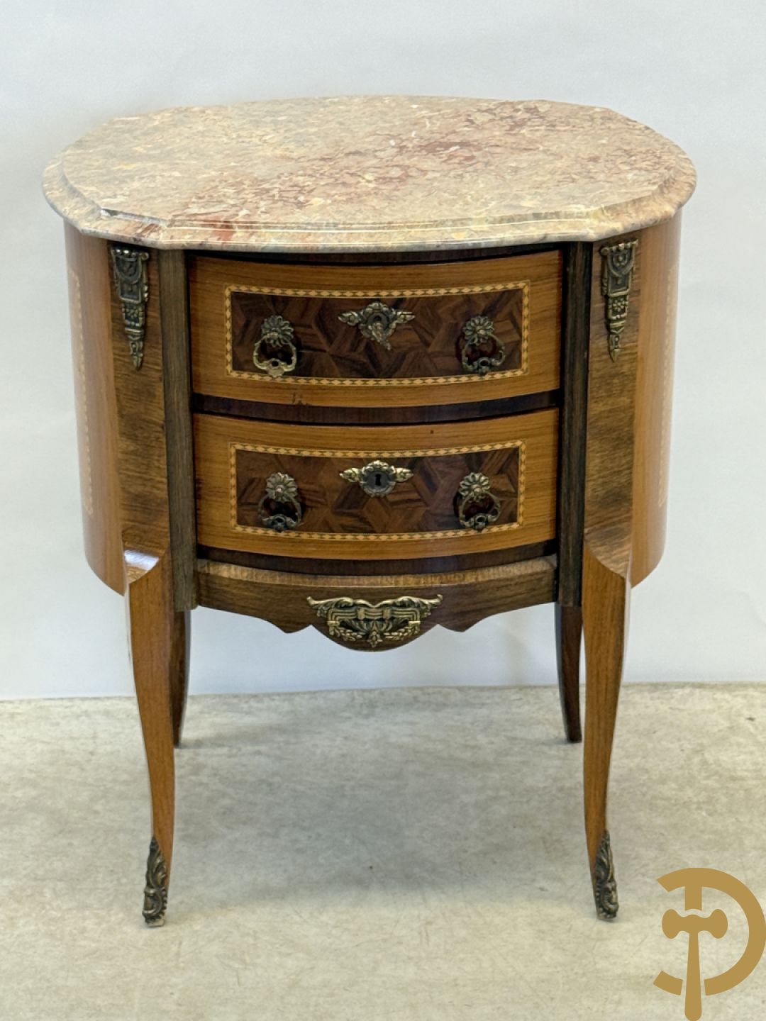 Notelaren geparketteerd tweeladenkastje met bronsbeslag, bovenaan bezet met marmeren blad