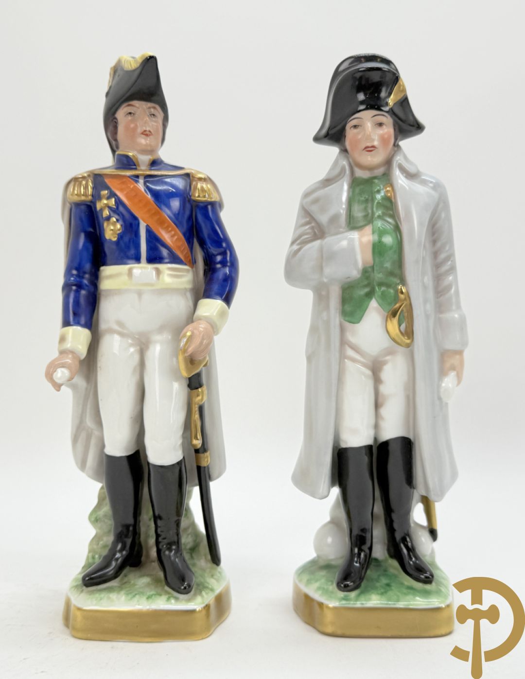 Porseleinen Napoleonistische figuren w.o. Napoleon te paard, 2 officieren, staande Napoleon en 4 kleine figuren