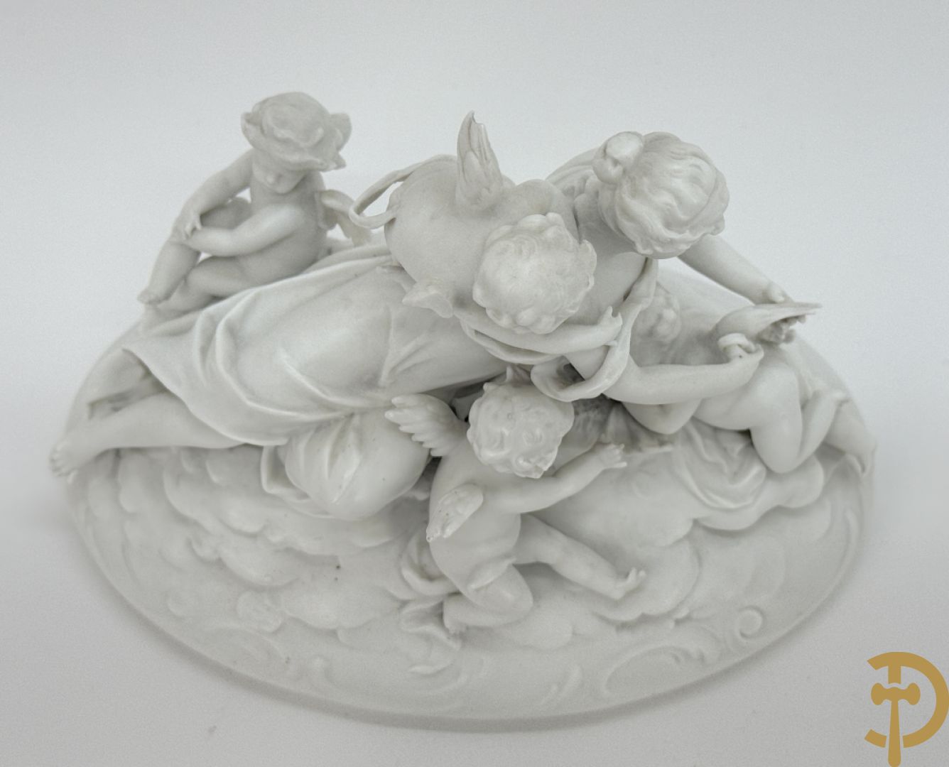 Vijf witte biscuits met cupido