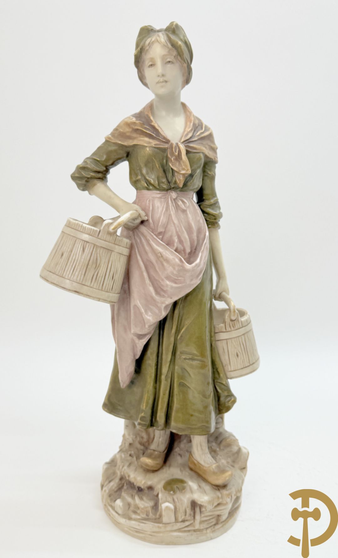 Royal Dux beeld van melkmeisje, onderaan genummeerd 1055 + vaas met zittende dame, Royal Dux stijl