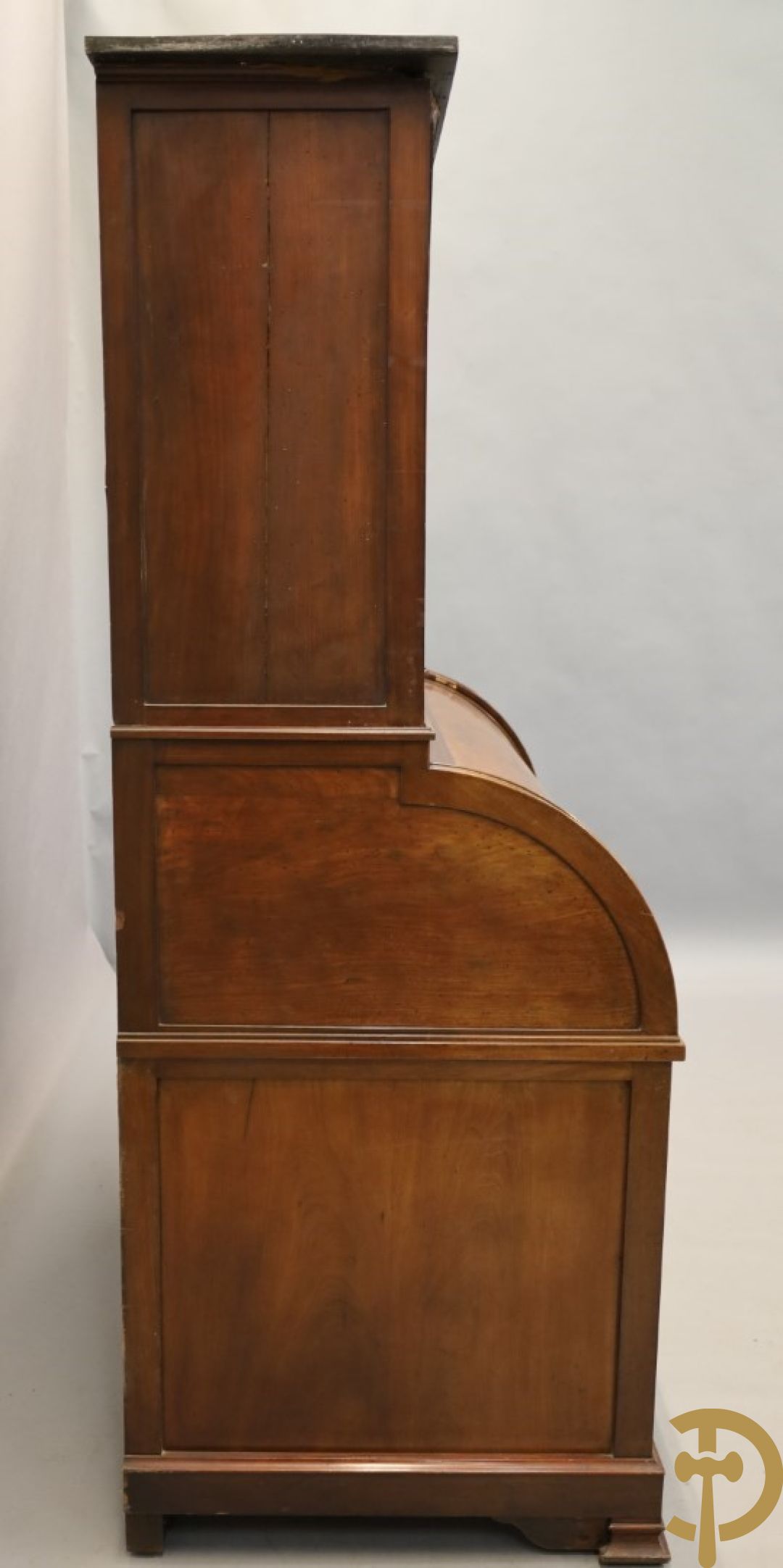 Imposant notelaren cilinderbureau met bovenbouw met ingemaakte lades, cilinderklep en uittrekbaar schrijfblad - drie deuren onderaan - 19e