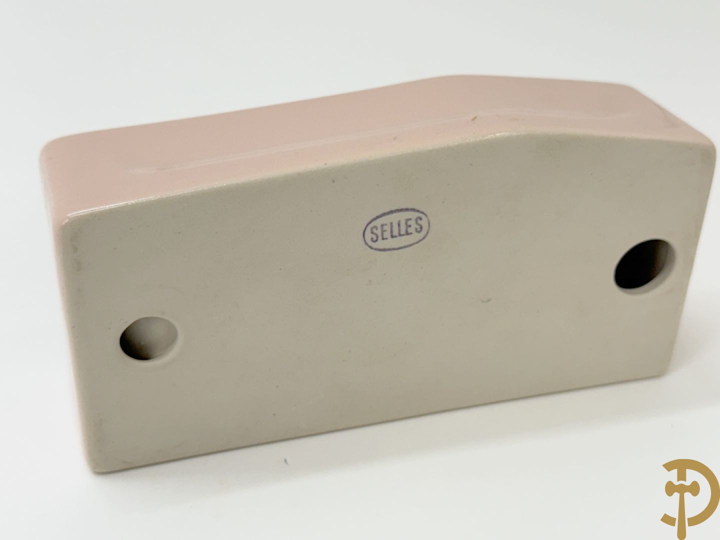 Gietijzeren Engelse hond + spaarpotten van gietijzeren varken, gipsen hond en gietijzeren kachel + verzamelobjecten Sphinx en Selles + koperen waterkraan