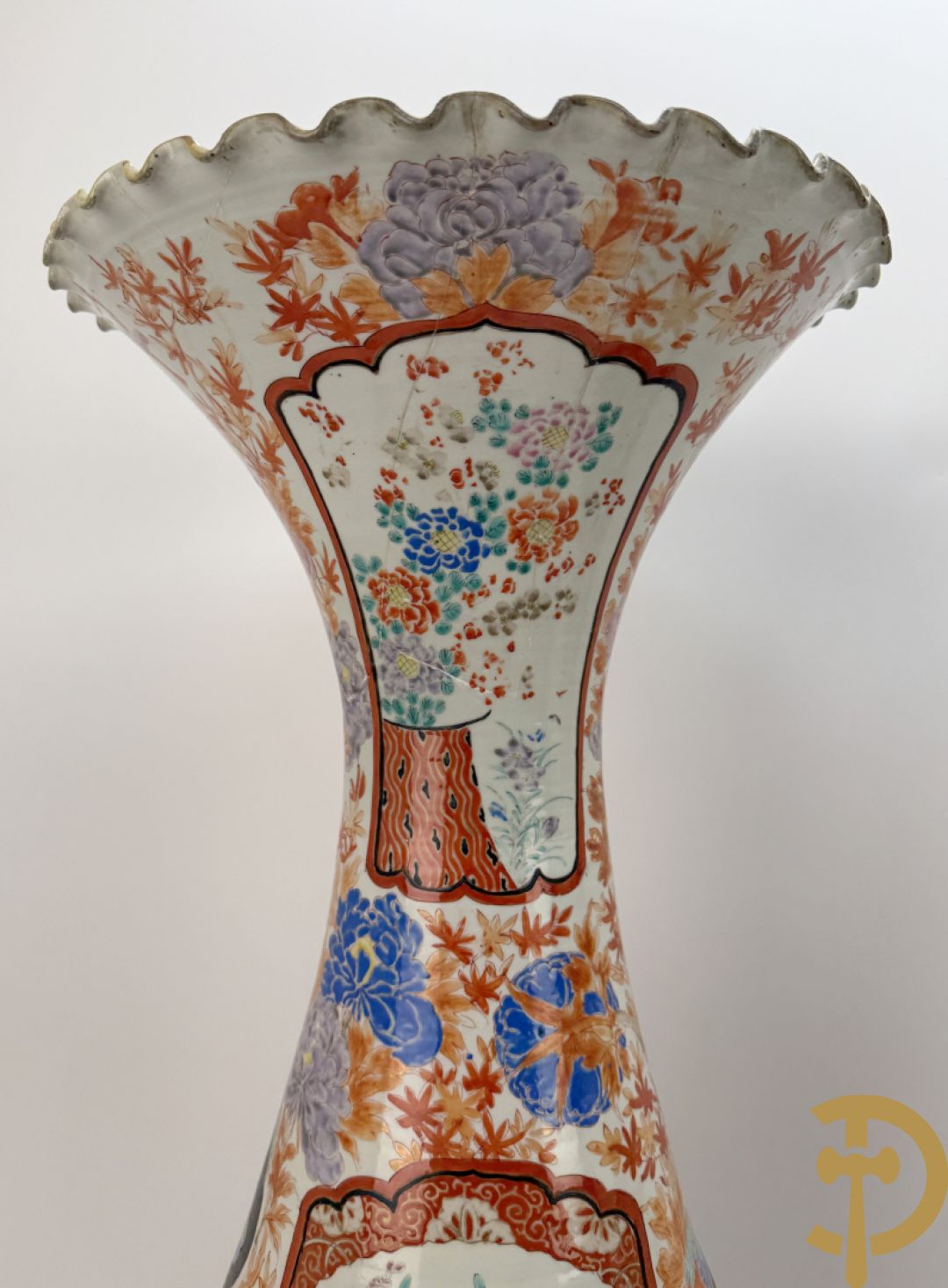 Paar Japanse porseleinen waaiervazen met bloemen en geanimeerd decor