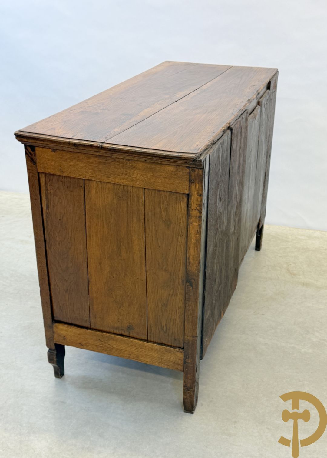 Massief eiken Louis XVI drieladencommode met gepanneleerde zijkanten en accanthusranken in de lades