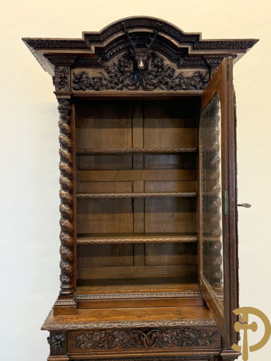 Massief eiken jacht deux-corps, bovenaan met vitrine, zijdelings met getorste zuilen, onderaan met sculptuur van everzwijn en eikebladranken