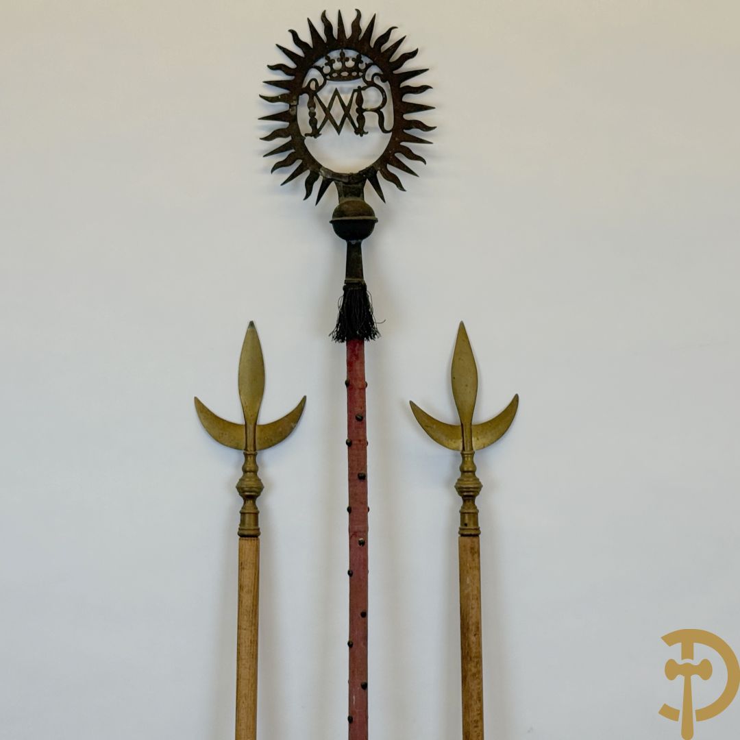 Rituele staf met initialen uit de Vrijmetselarij + 2 vlaggenmasten met koperen ornamenten uit de Vrijmetselarij, gemerkt XI