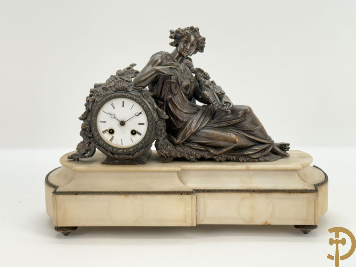 Kunstbronzen pendule liggende dame met beker op marmeren sokkel