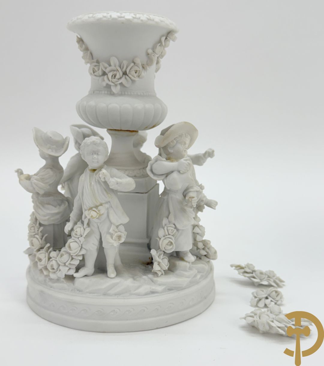 Vijf witte biscuits met cupido