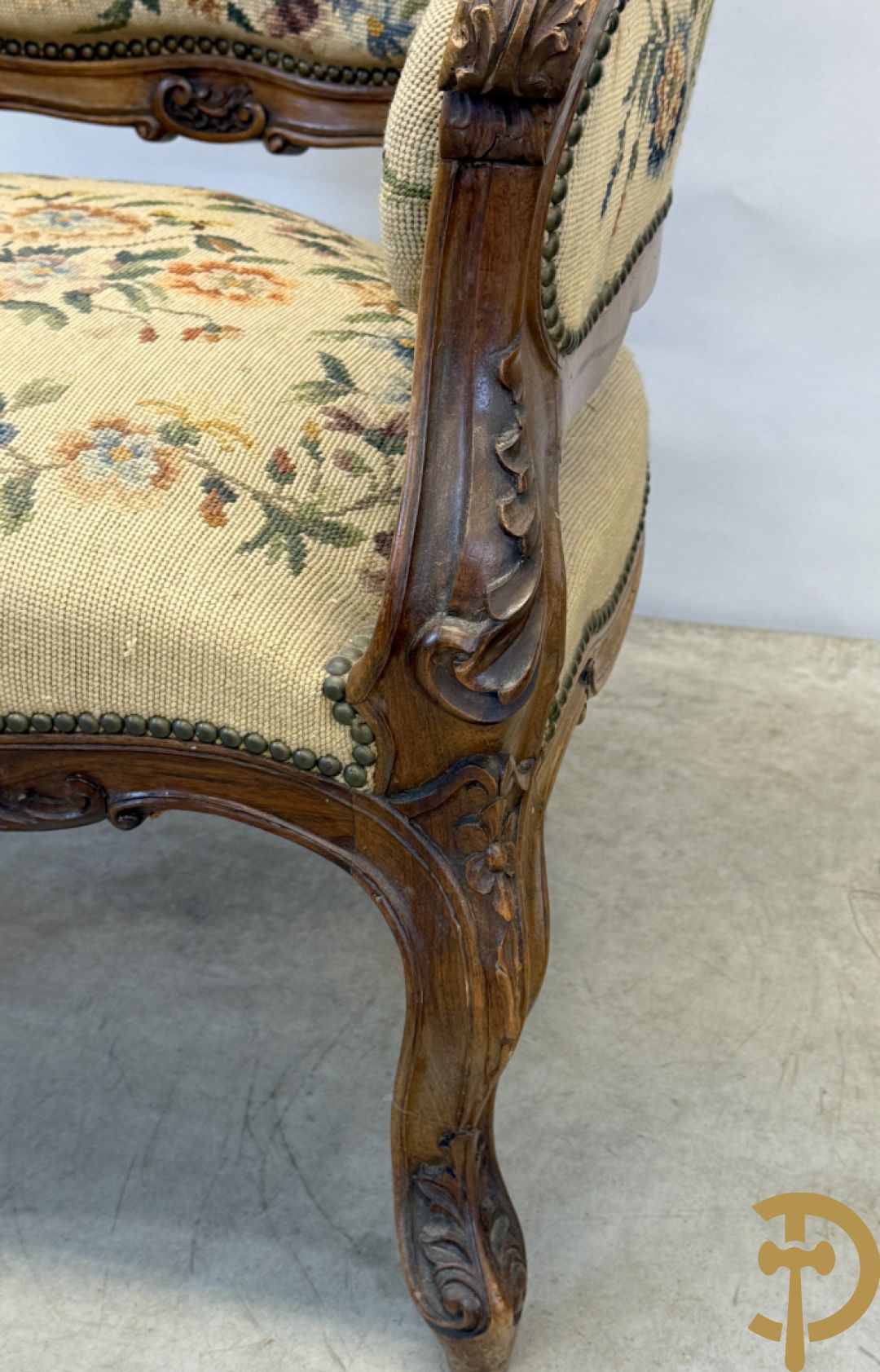 Paar armzetels bezet met petit points + 2 bijhorende stoelen