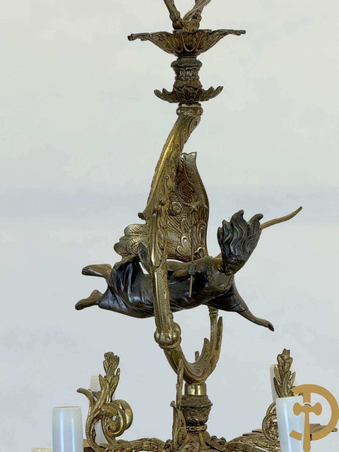 Koperen twaalfarmige luchter bezet met fee
