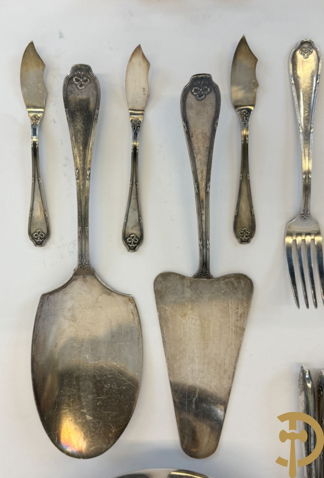 Verzilverd bestek Wiskemann met Louis XVI motieven+ verzilverde groentenkom Wiskemann