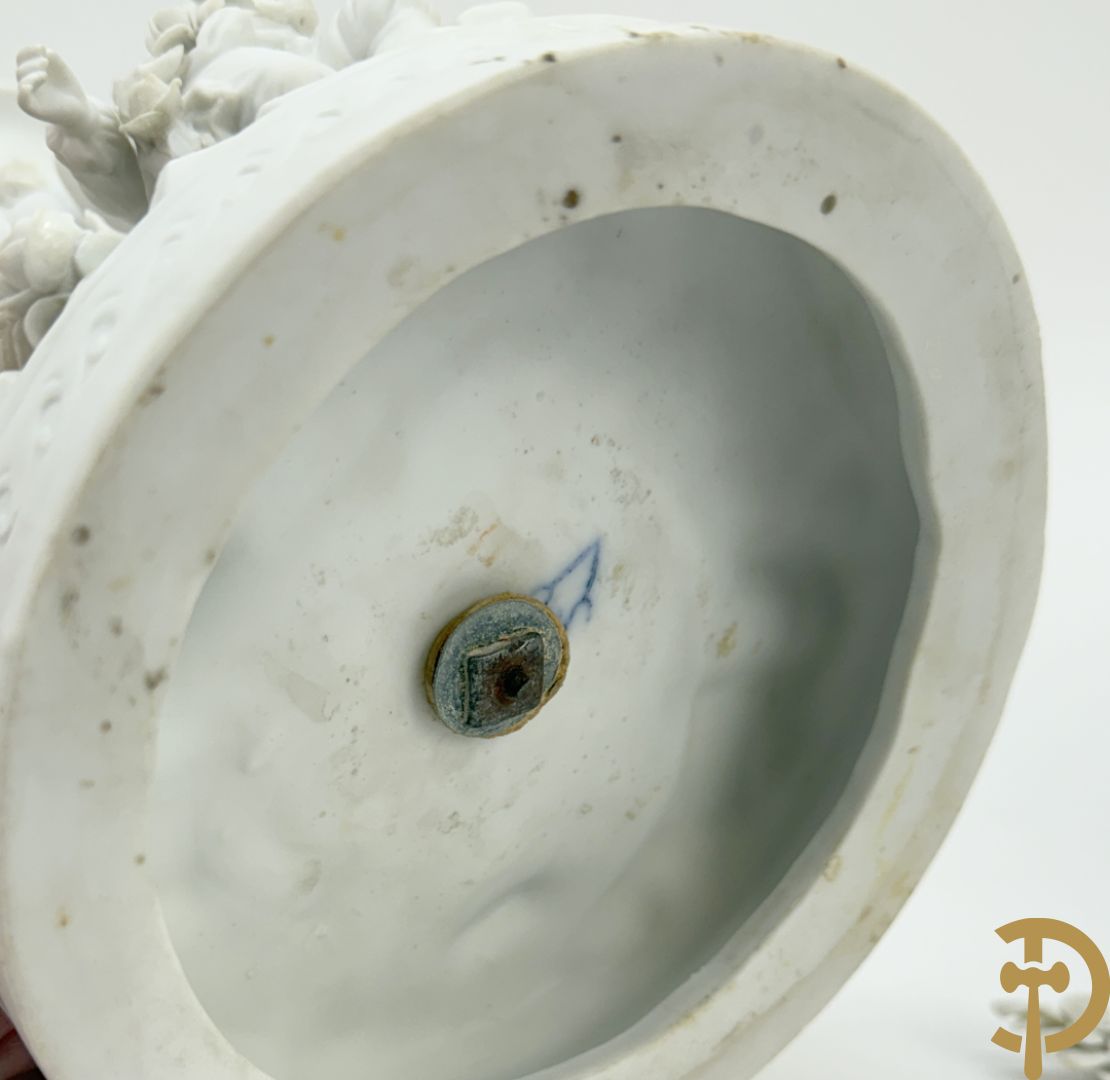 Vijf witte biscuits met cupido