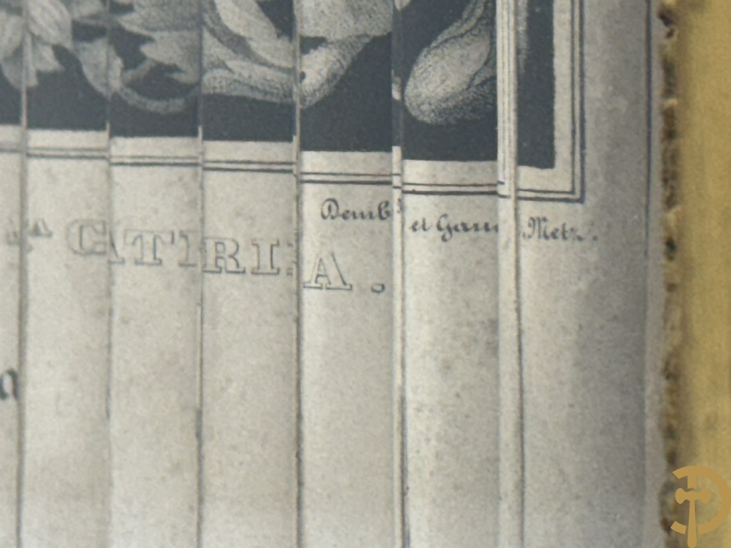 Vergulde Charles X kader met religieuse gravure in prisma gesneden met links en rechts ander zicht