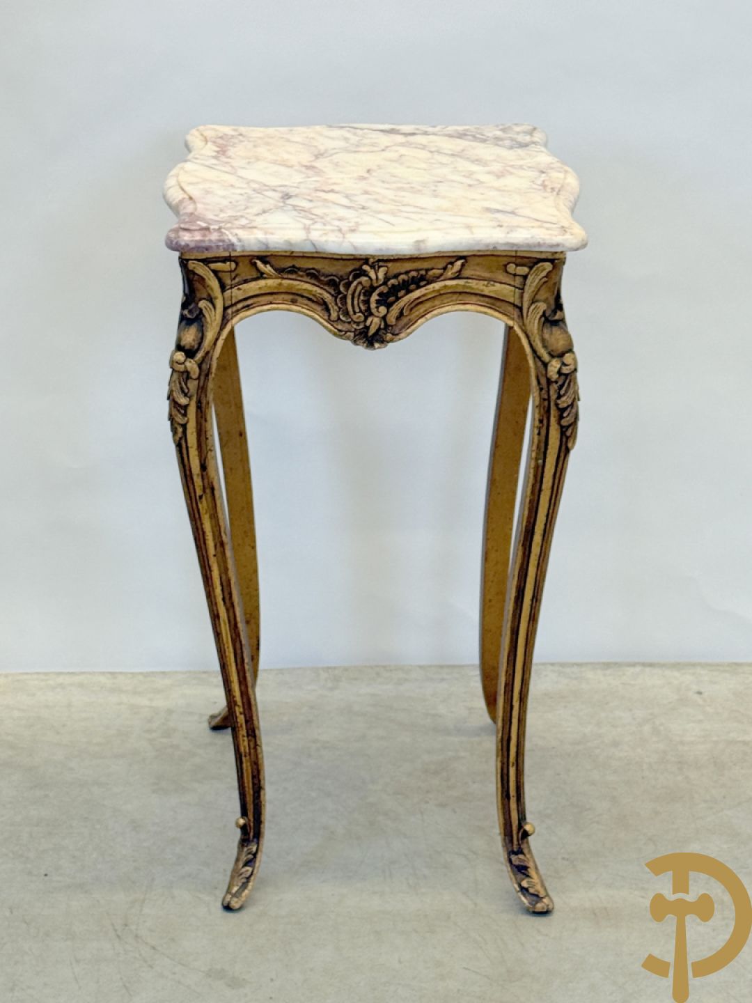 Vergulde bijzettafel met wit marmeren blad op voluutvormige poten, Louis XV stijl