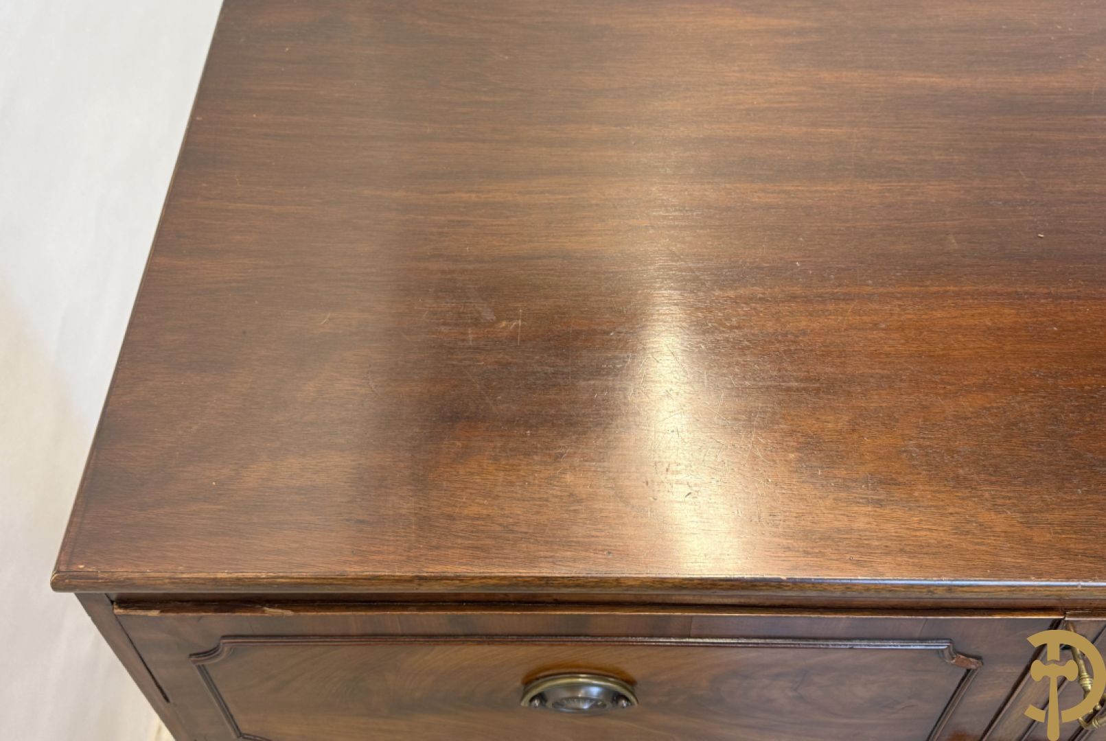 Engelse mahoniehouten tweedeursdresse met ingebouwde secretaire bovenaan