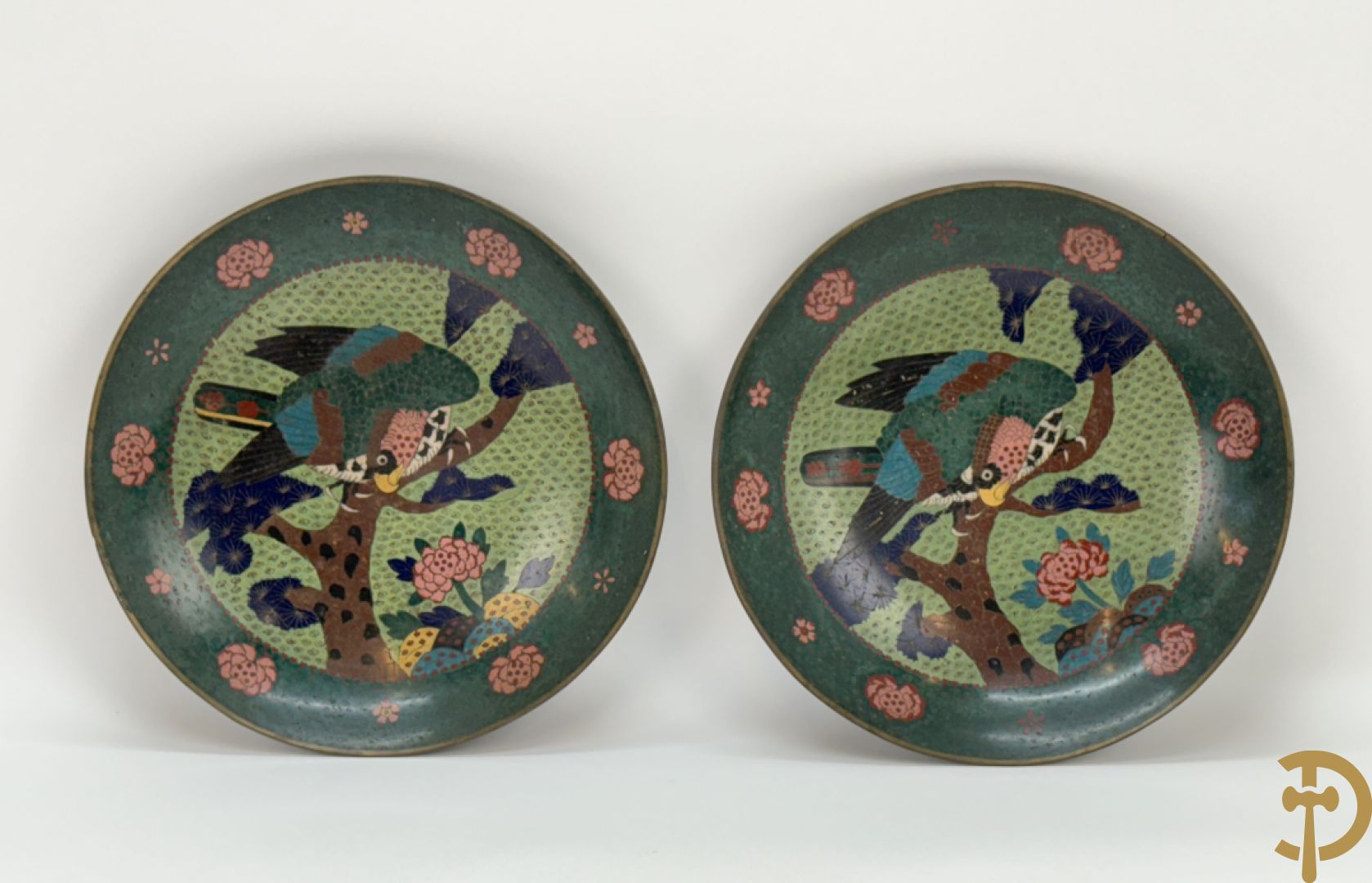 Twee cloisoné borden met vogel- en bloemendercor