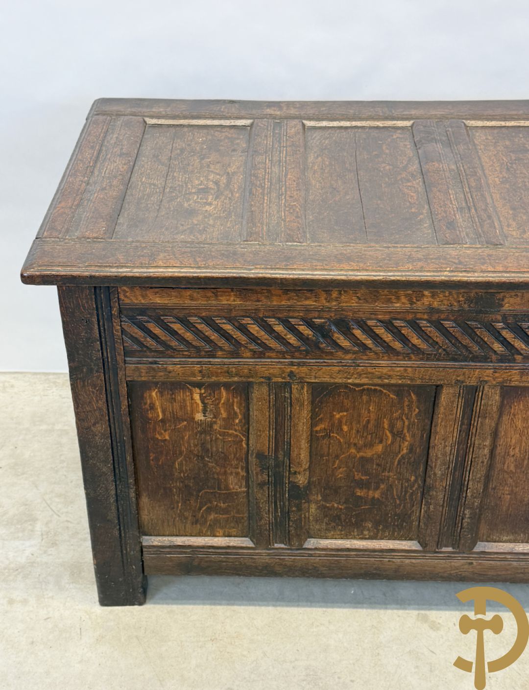 Massief eiken Engelse panelenkoffer, 18e