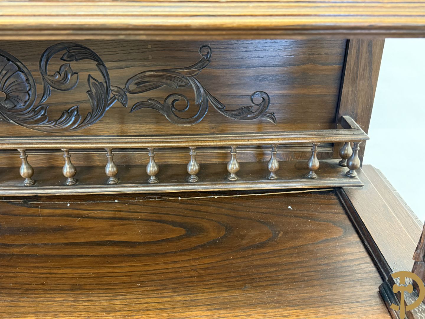 Massief eiken Bretoense eetkamer bestaande uit buffet met 3 deuren boven, 2 deuren onder, lades midden en gesculpteerde geanimeerde scènes + desserte + uittrekbare tafel + 6 stoelen + extra allonge