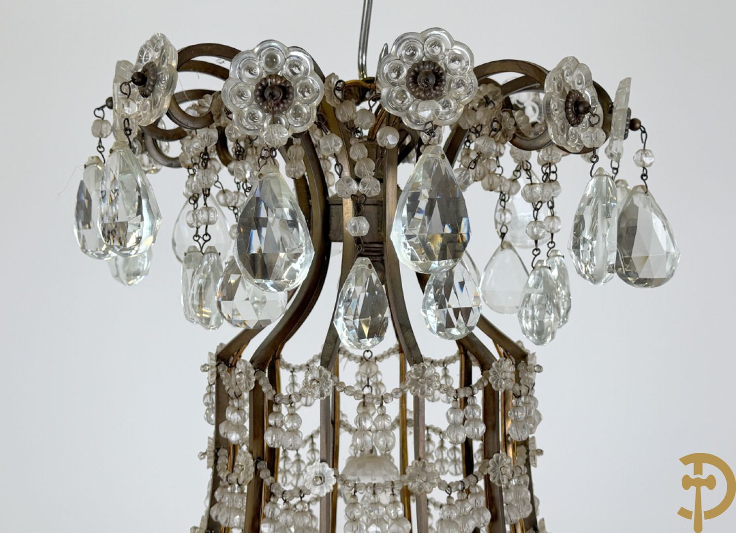 Italiaanse ijzeren luchter met kristallen bellen