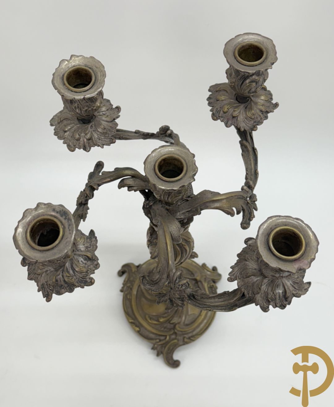 Paar bronzen getorste vijfarmige Louis XV kandelaars