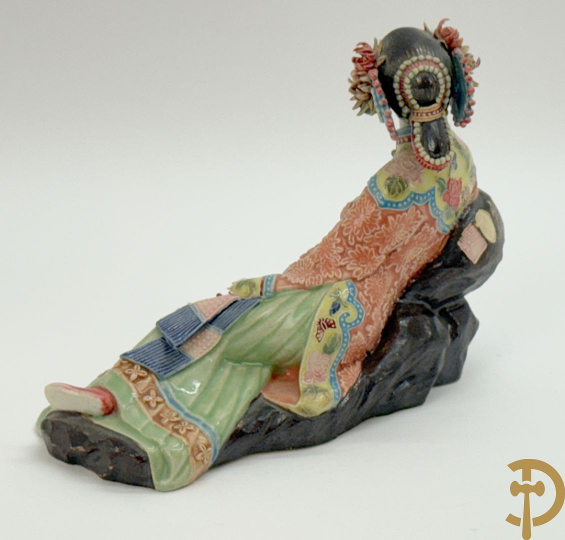 Japanse porseleinen liggende dame met waaier