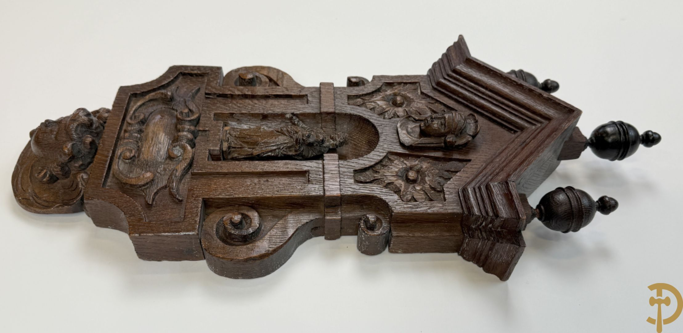 Kleine Madonna met kind in houtgesculpteerde nis, onderaan met cupidohoofd en bovenaan met fronton