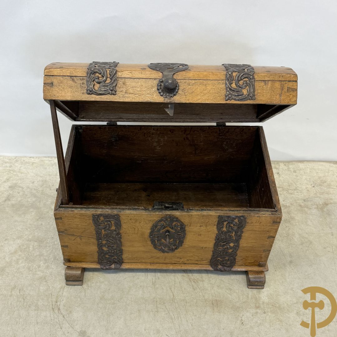 Massief eiken gebogen koffer met ijzeren handvaten en ijzerbeslag