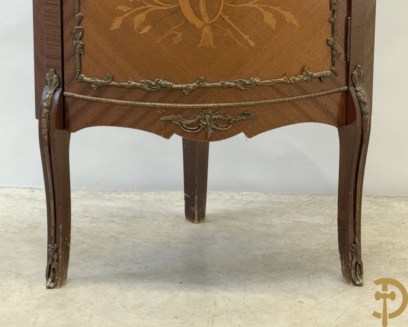 Notelaren hoekkast met bloemenmarquetterie en bronsbeslag - bovenaan met marmeren blad