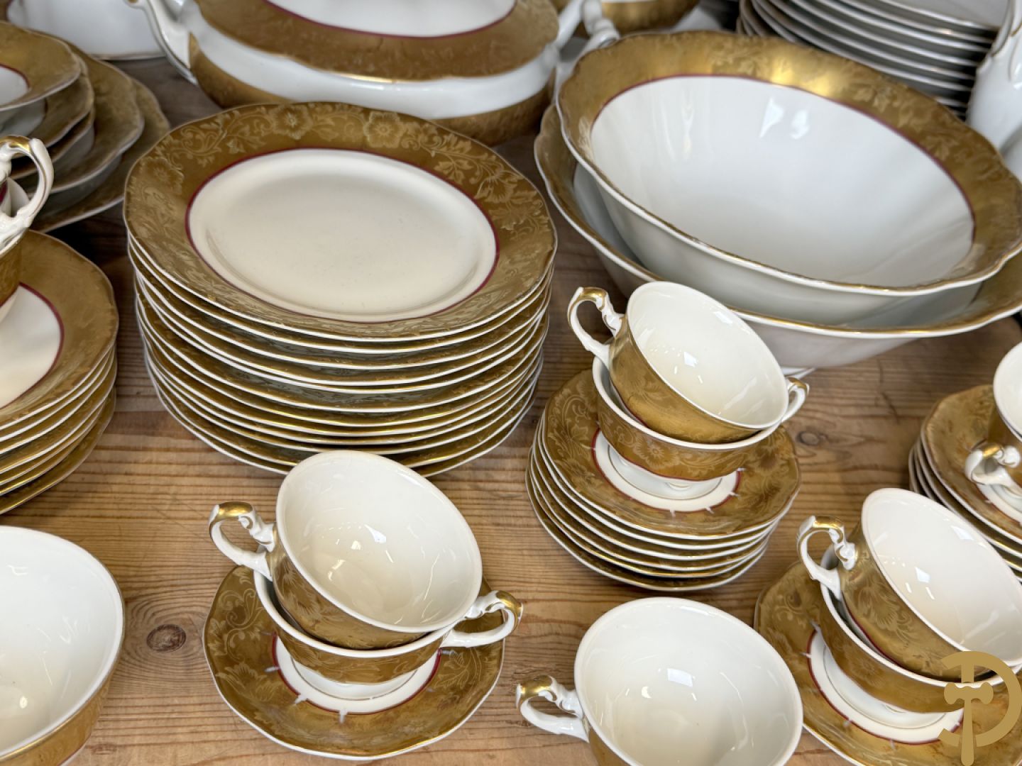 Verguld porseleinen servies met bloemenmotieven