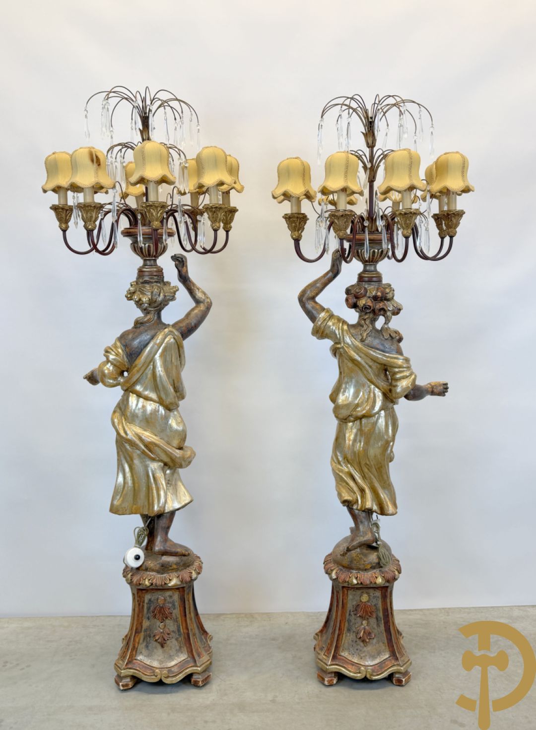 Paar gepolychromeerde dames op sokkel, bekroond met achtarmige kandelaar met lichtpunten en bellen, Italiaans, jaren 