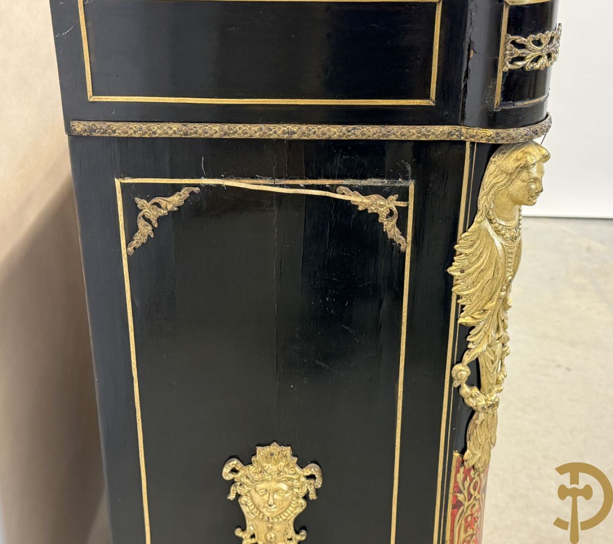 Napoleon III tweedeursdresse bezet met bronzen ornamenten van dameshoofden - paar ovale medaillons in de deuren, alles bezet met Boulle techniek - bovenaan met marmeren blad