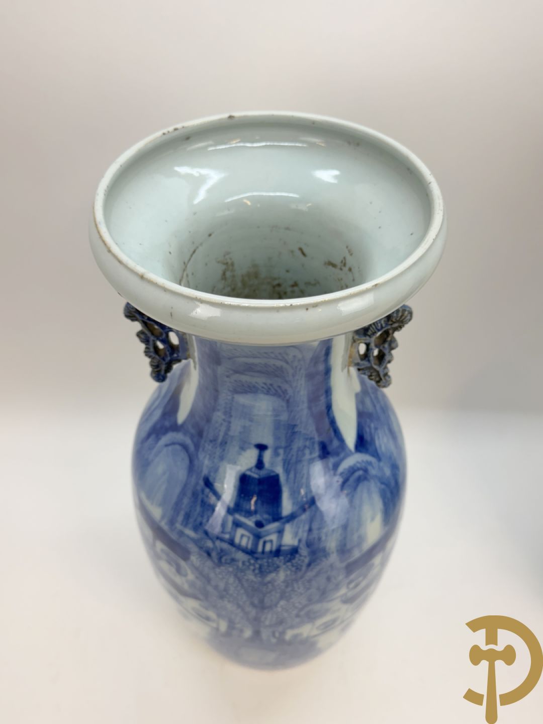 Paar Chinese blauw/wit vazen met geanimeerd huizendecor