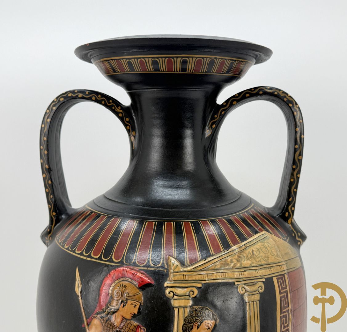 Amfoorvormige vaas in terra cotta met voorstellingen uit de Klassieke oudheid, Griekse stijl