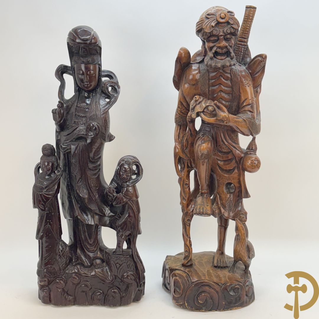 Aziatische houtsculptuur Guanying met 2 oosterse figuren + Oosterse man met baard