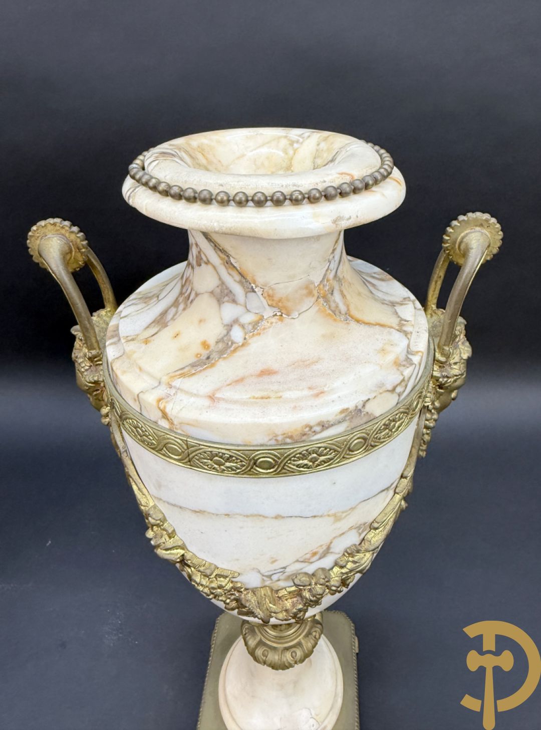 Paar marmeren cassolettes met hermenhoofden en guirlandes