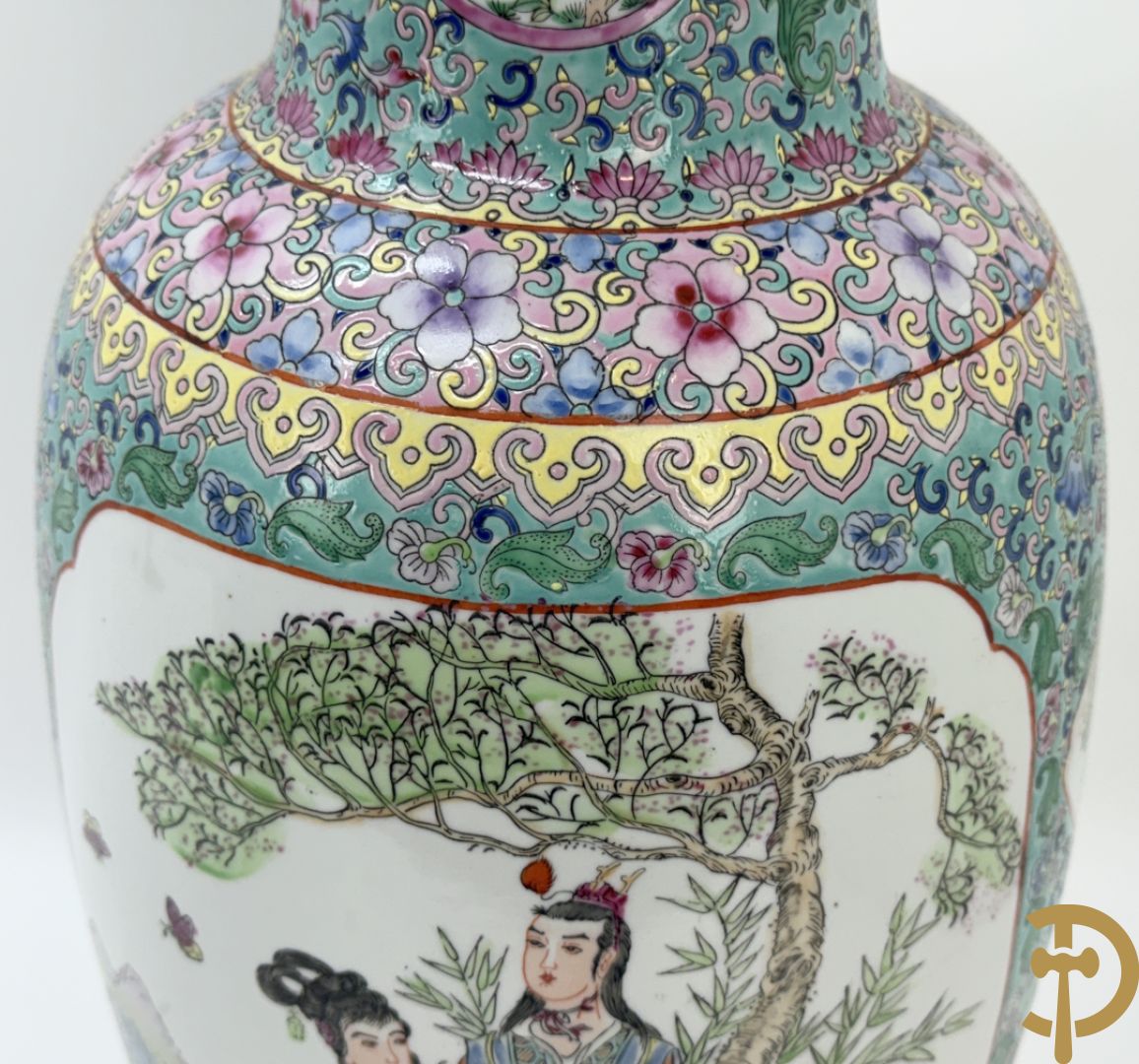 Paar Chinese vazen met geishadecor, rondom bezet met bloemen