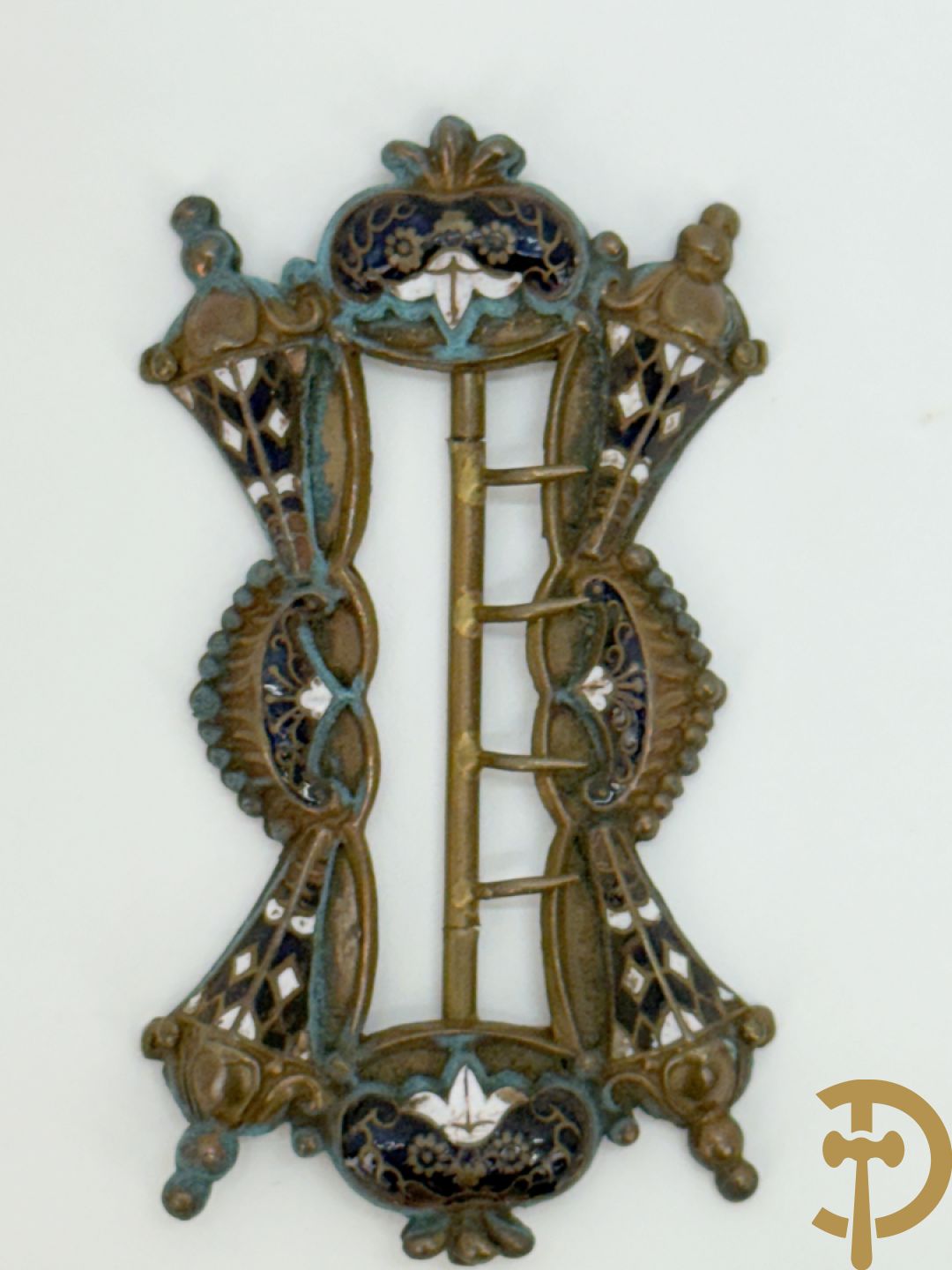 Lot massief zilver w.o. 2 geajoureerd riemboekels waarvan 1 met email bewerkt, geajoureerde centuurhouder met cupido