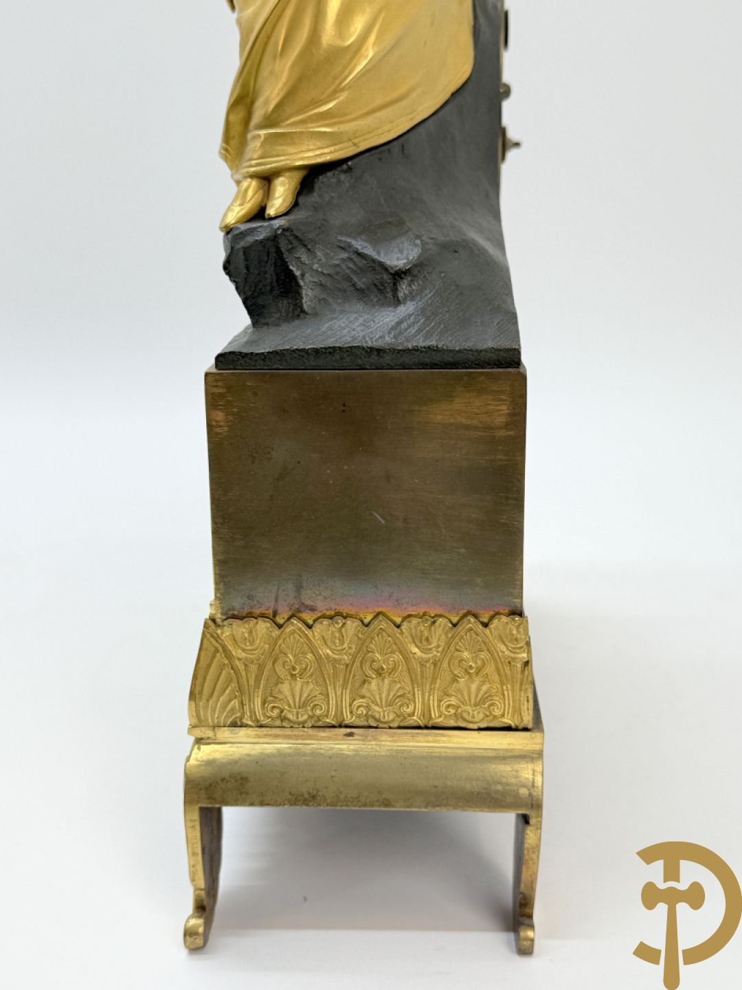 Vergulde pendule met liggende dame en wijzerplaat in blauw email, Charles X