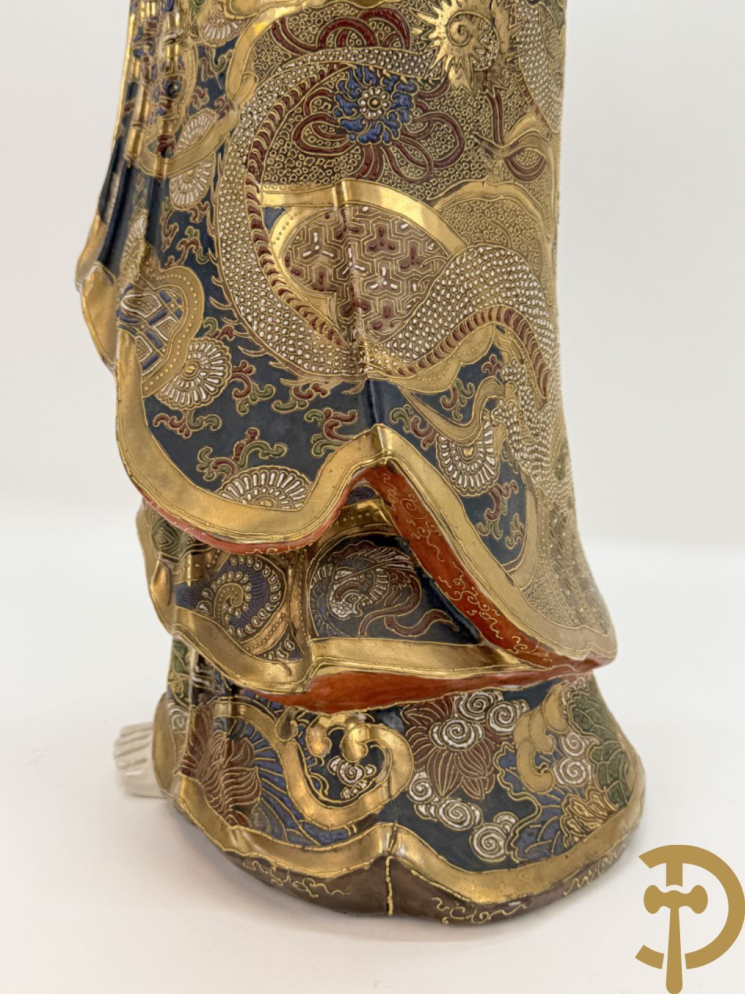 Grote staande Kwan Yin in Japans Satsumat porselein