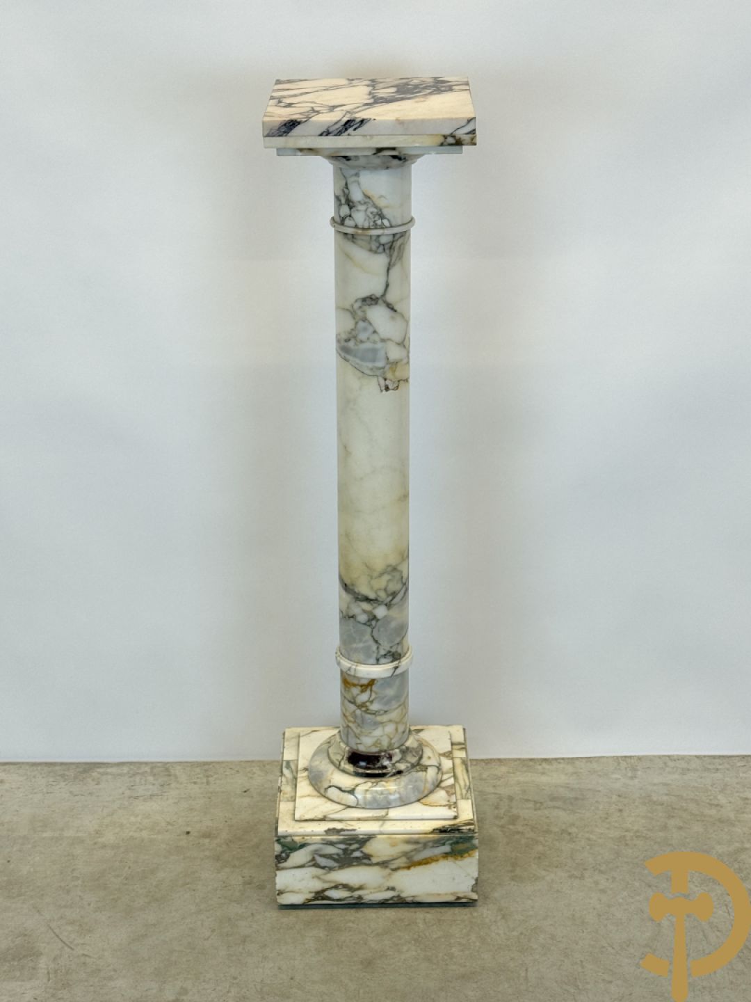 Wit marmeren geaderde kolom met draaiplateau