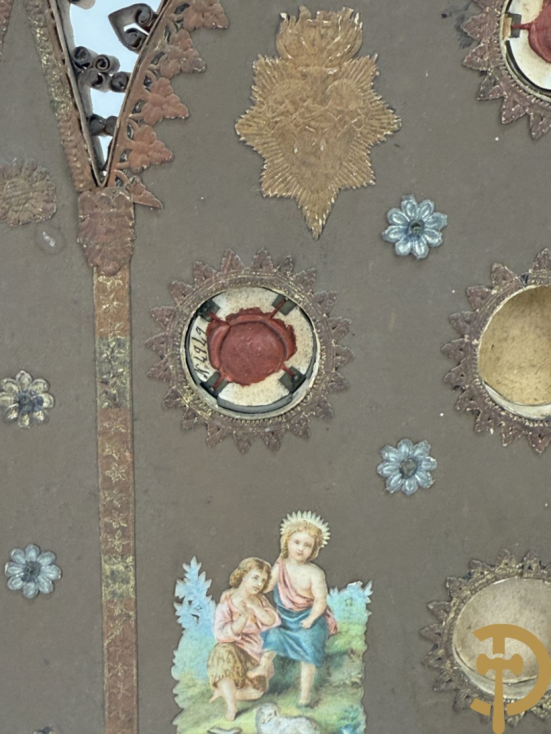 Relikwiehouder in de vorm van een altaar met Christusnagel en omgeven door papperollen - onder stolp