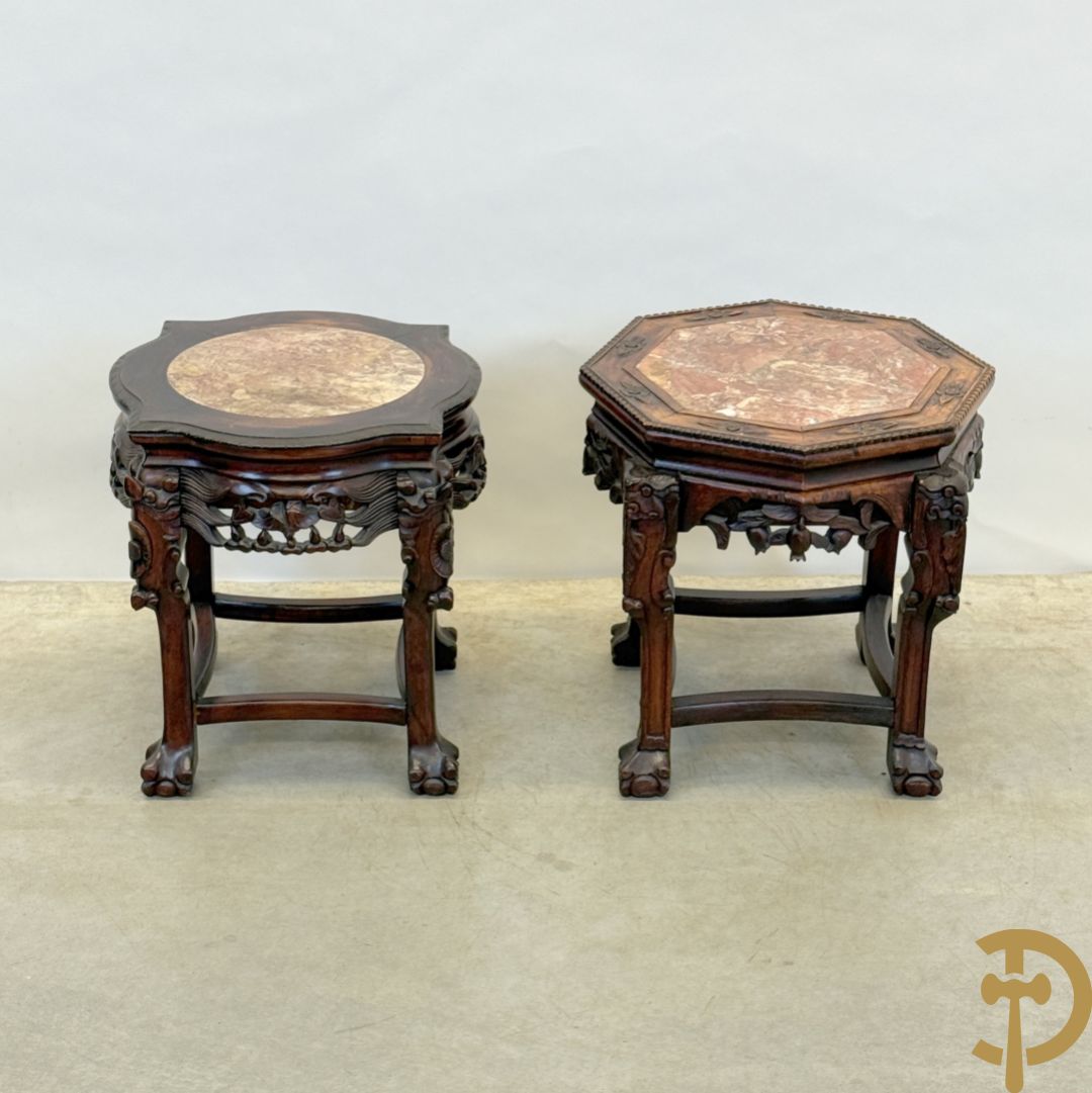 Achthoekige en afgeronde Chinese sokkel met sculptuur