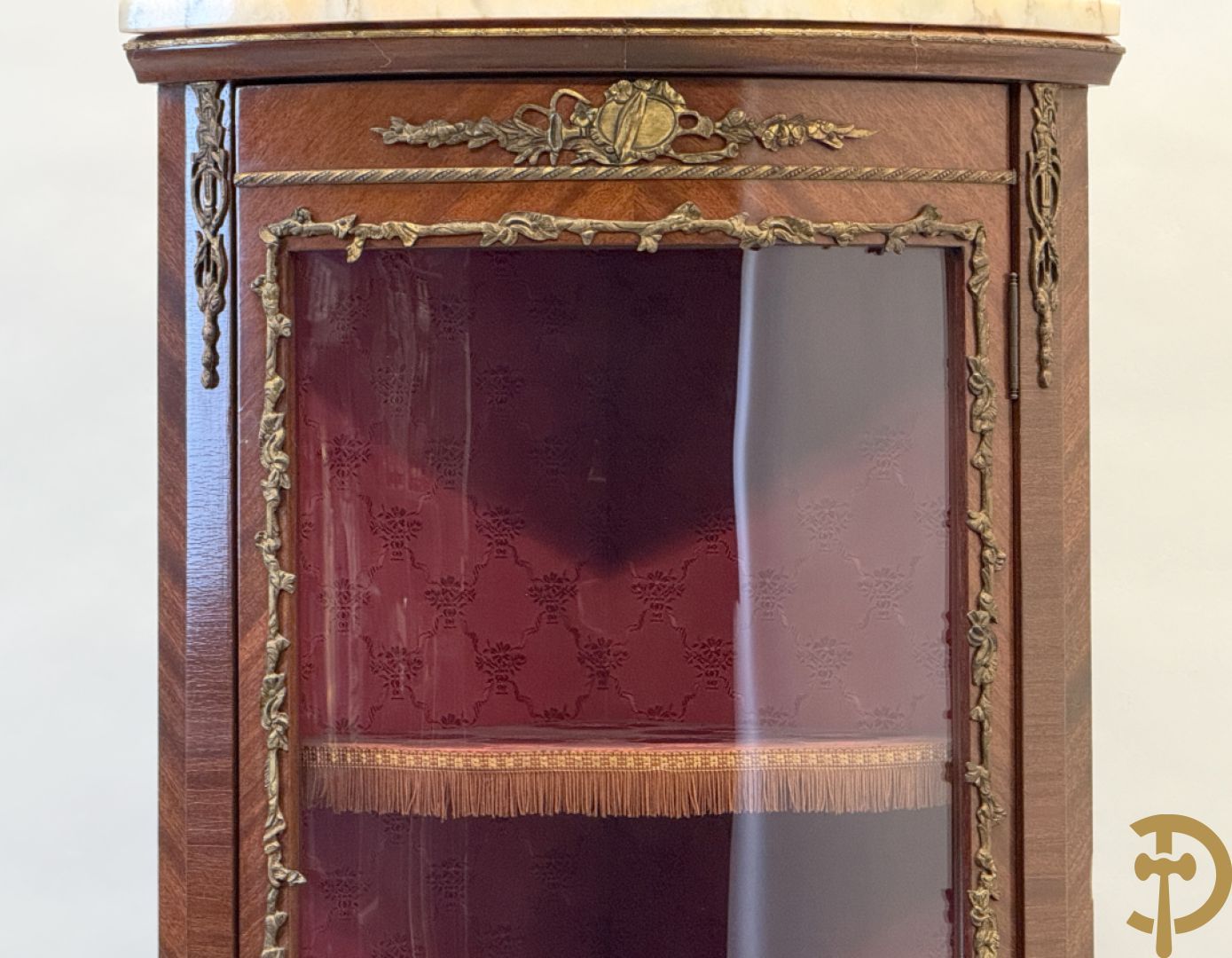 Notelaren hoekkast met bloemenmarquetterie en bronsbeslag - bovenaan met marmeren blad